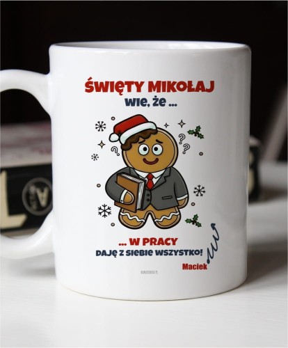Kubek personalizowany na śmieszny prezent świąteczny dla kolegi z pracy