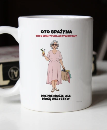 Kubek personalizowany na prezent dla emerytki tworzony ze zdjęcia